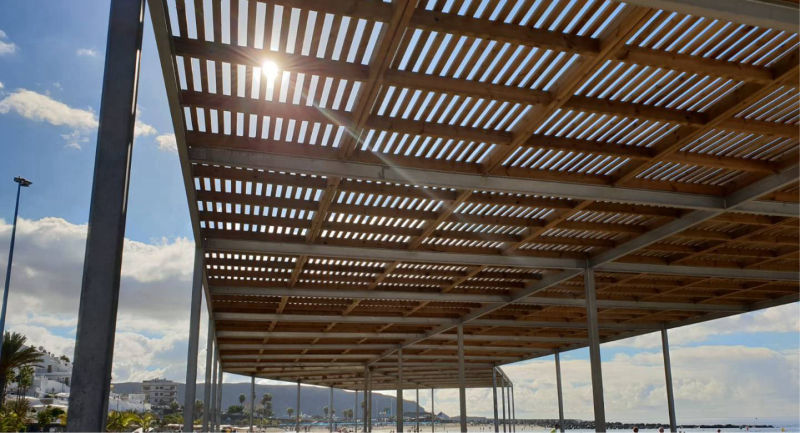 Suministro e instalación de duchas y pérgola en playa isla de tenerife
