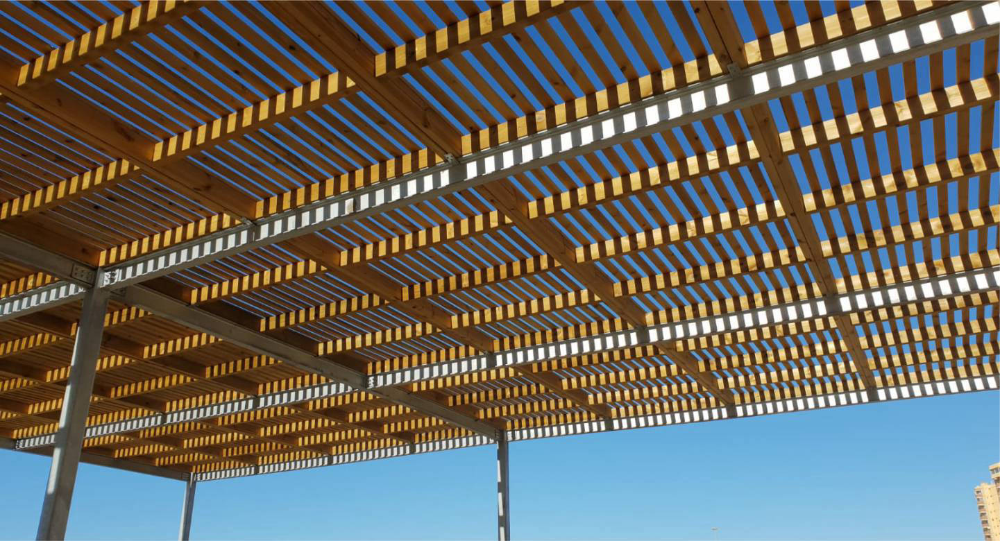 Suministro e instalación de duchas y pérgola en playa isla de tenerife