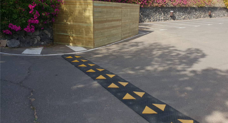 Trabajos de colocación de reductores de velocidad,cubrecontenedor y mobiliario para hotel.... 