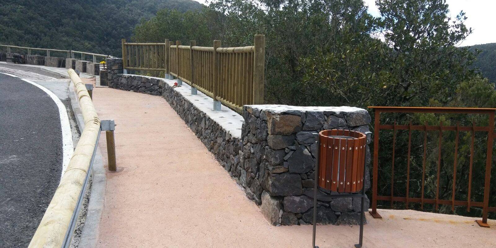 Suministro y colocación de vallado en mirador.